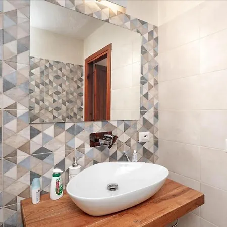 Three Bedroom And Three Bathrooms *